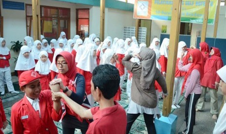 Praktik teknik pada pelatihan beladiri praktis 'Kid Self Defense' di SD Darul Hikam, Kota Bandung, Senin (16/6). (Republika/Edi Yusuf)