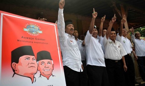 Massa yang tergabung dalam Nahdiyin dari berbagai profesi mendeklarasikan dukungan terhadap pasangan capres Prabowo-Hatta di Aswaja Center, Jakarta, Rabu (18/6). (Republika/Agung Supriyanto)