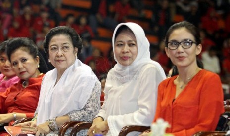  Ketua Umum PDI Perjuangan Megawati Soekarnoputri (kedua kiri) bersama Direktur Megawati Institute Musdah Mulia (kedua kanan).