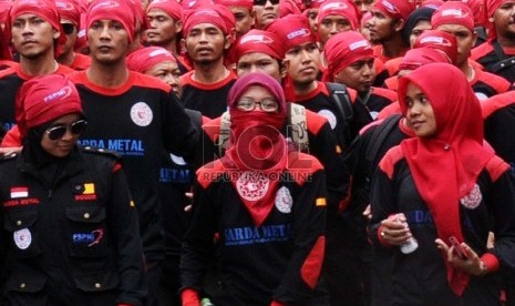 Massa buruh Konfederasi Serikat Pekerja Indonesia (KSPI) (Republika/Tahta Aidilla)