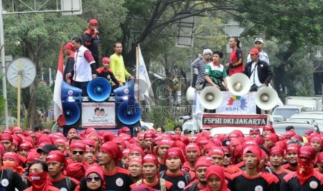 Massa buruh Konfederasi Serikat Pekerja Indonesia (KSPI) se-Jabodetabek melakukan aksi long march saat demo di kantor Kemenkumham, Jakarta, Kamis (19/6).  (Republika/Tahta Aidilla)