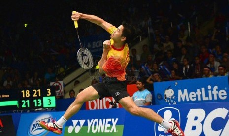   Pebulutangkis Tunggal Putra Indonesia Simon Santoso saat menghadapi pebulutangkis Hongkong Yun Hu di Istora Senayan, Jakarta, Kamis (19/6). (Republika/Agung Supriyanto)