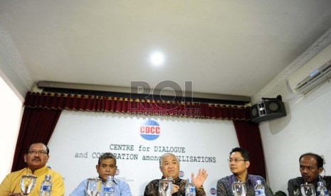  Ketua PP Muhammadiyah Din Syamsuddin ( tengah ) berbicara saat konfrensi pers terkait Pilpres 2014 di kantor Center For Dialogue and Coorperation among Civilisations (CDCC) Jakarta, Jumat (20/6).  (Republika/ Tahta Aidilla)