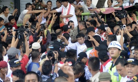   Capres nomor urut satu Prabowo Subianto menyapa warga saat mengunjungi Pasar Tanah Abang, Jakarta, Jumat (20/6).   (Antara/Prasetyo Utomo)