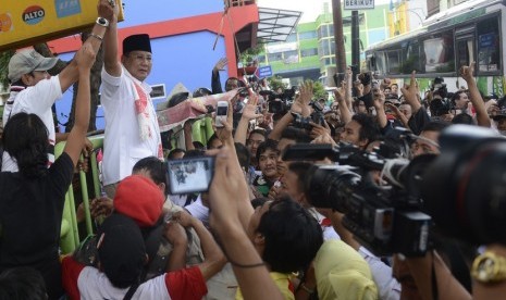   Capres nomor urut satu Prabowo Subianto menyapa warga saat mengunjungi Pasar Tanah Abang, Jakarta, Jumat (20/6).   (Antara/Prasetyo Utomo)