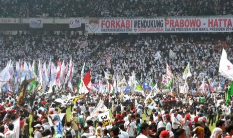   Puluhan ribu massa simpatisan dan pendukung Capres dan Cawapres nomor urut satu Prabowo serta-Hatta Rajasa memenuhi area Kampanye Akbar di Gelora Bung Karno, Jakarta, Ahad (22/6). (Republika/ Wihdan)