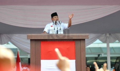   Capres nomor urut satu Prabowo Subianto, memberikan orasi saat Kampanye Akbar pasangan Capres dan Cawapres Prabowo-Hatta di Gelora Bung Karno, Jakarta, Ahad (22/6). (Republika/ Wihdan)