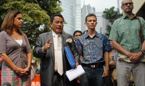 Tiga pengajar JIS Kepala Sekolah SD Jakarta International School (JIS) Elsa Donahue (WN Amerika Serikat)Jakarta International School (JIS) didampingi Kuasa Hukum menjalani pemeriksaan di Polda Metro Jaya, Jakarta Selatan, Senin (23/6). ( Republika/Rakhmawa