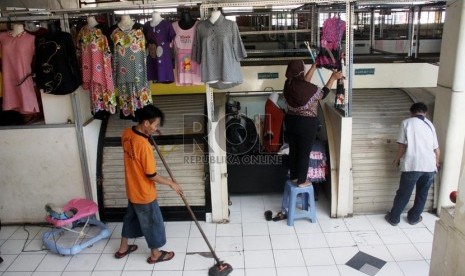 Pedagang merapikan dagangannya di lantai 3 Blok G Pasar Tanah Abang, Jakarta Pusat, Selasa (24/6). (Republika/ Yasin Habibi)