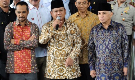   Capres Prabowo Subianto (tengah) dan cawapres Hatta Rajasa (kanan) didampingi Ketua KPK Abraham Samad memberikan keterangan pers di gedung KPK, Jakarta, Rabu (25/6). (Republika/Aditya Pradana Putra)