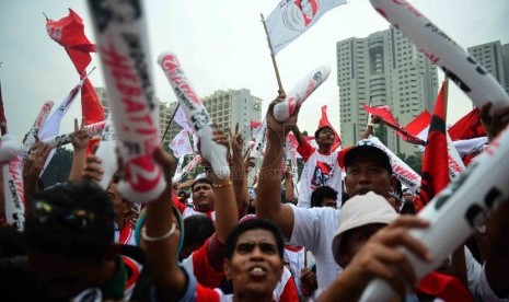  Pendukung pasangan capres Jokowi-Jk mengikuti pengukuhan satgas relawan Jokowi-JK antikecurangan dan politik uang di Parkir Timur Senayan, Jakarta, Kamis (26/6).  (Republika/Agung Supriyanto)