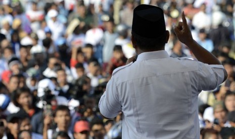 Capres Prabowo Subianto menyampaikan orasi saat kampanye terbuka di Lapangan Teras Timur, Boyolali, Jateng, Kamis (26/4).  (Antara/Prasetyo Utomo)