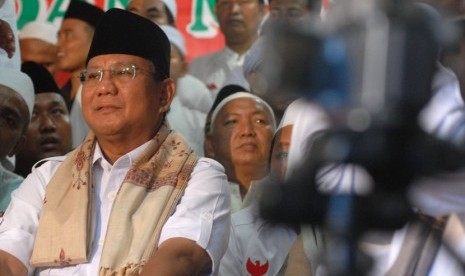 Calon preseiden Prabowo Subianto, saat bersilaturrahmi dengan ulama khos Jatim, di Pesantren Al-Hamidy, Bunyuanyar, Pamekasan, Jatim, Selasa (24/6). (Antara/Saiful Bahri)