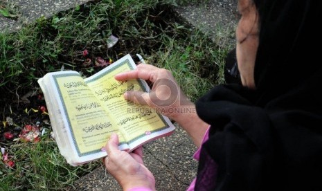  Warga memanjatkan doa di makam keluarganya di tempat pemakaman umum (TPU) Sirnaraga, Kota Bandung, Jumat (27/6). (foto : Septianjar Muharam)