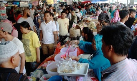 Sejumlah pembeli saat sedang memilih hidangan untuk berbuka puasa di Pasar Takjil Benhil, Jakarta Pusat, Ahad (29/6).   (Republika/ Yasin Habibi)