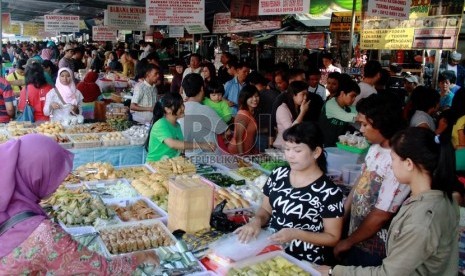 Sejumlah pembeli saat sedang memilih hidangan untuk berbuka puasa di Pasar Takjil Benhil, Jakarta Pusat, Ahad (29/6).   (Republika/ Yasin Habibi)