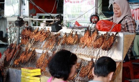 Sejumlah pembeli saat sedang memilih hidangan untuk berbuka puasa di Pasar Takjil Benhil, Jakarta Pusat, Ahad (29/6).   (Republika/ Yasin Habibi)