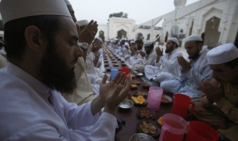  Seorang pria berdoa sebelum berbuka puasa pada hari pertama bulan Ramadhan, di sebuah masjid di Peshawar, Pakistan (29/6).  (Reuters/Fayaz Aziz)