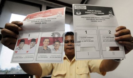  Petugas menunjukkan alat bantu braile bagi pemilih tuna netra dan surat suara dalam Pilpres 2014 di Kantor Pusat Komisi Pemilihan Umum (KPU), Jakarta, Senin (30/6).  (Republika/Aditya Pradana Putra)