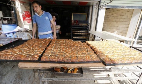  Seorang pria menjual roti manis di Kota Aleppo, Suriah. Kenaikan harga roti dan bahan bakar disebut sebagai upaya melawan krisis ekonomi. Ilustrasi.