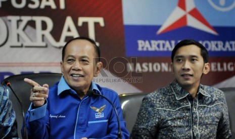   Ketua Harian DPP Partai Demokrat (PD) Syarifuddin Hasan (kiri) didampingi Sekjen PD Edhie Baskoro memberikan keterangan pers terkait Pilpres 2014 di Kantor DPP PD, Jakarta, Senin (30/6).  (Republika/Aditya Pradana Putra)