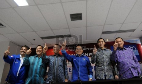  Ketua Harian DPP Partai Demokrat (PD) Syarifuddin Hasan (keempat kiri) bersama jajaran pengurus Partai Demokrat (PD) di Kantor DPP PD, Jakarta, Senin (30/6). (Republika/Aditya Pradana Putra)