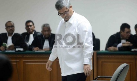  Mantan Ketua Mahkamah Konstitusi (MK) Akil Mochtar menjalani sidang pembacaan vonis di Pengadilan Tipikor Jakarta, Senin (30/6). (Republika/Agung Supriyanto)