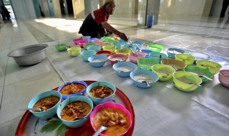  Pengurus masjid mempersiapkan beberapa mangkuk bubur India untuk hidangan berbuka puasa, di Masjid Jami Pekojan Semarang, Senin (30/6).  (Antara/R. Rekotomo)