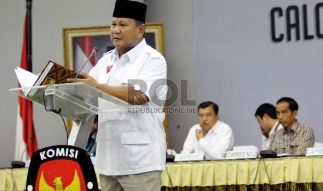 Calon presiden nomor urut satu Prabowo Subianto membacakan laporan harta kekayaan dari di Kantor KPU, Jakarta, Selasa (1/7). (Republika/Aditya Pradana Putra).