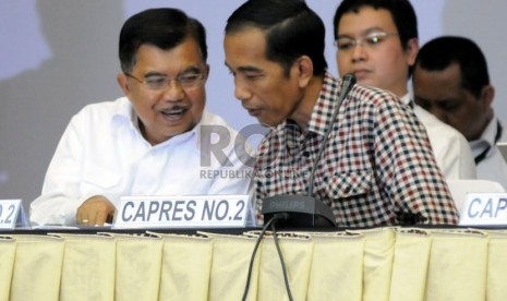 Pasangan calon presiden-wakil presiden nomor urut dua Joko Widodo (kanan)-Jusuf Kalla (kiri) berbincang jelang penyampaian laporan harta kekayaan dari di Kantor KPU, Jakarta, Selasa (1/7). (Republika/Aditya Pradana Putra).