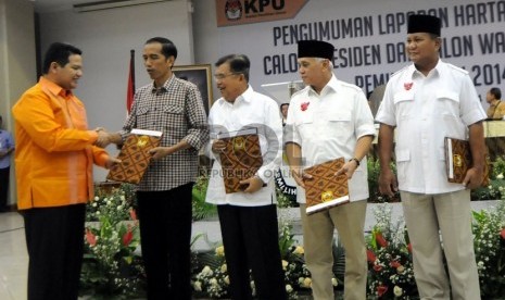  Pasangan capres Prabowo Subianto-Hatta Rajasa dan pasangan capres Joko Widodo-Jusuf Kalla, menerima berkas laporan harta kekayaan dari Ketua KPU, Husni Kamil Manik (kiri) di Kantor KPU, Jakarta, Selasa (1/7). ( Republika/Aditya Pradana Putra)