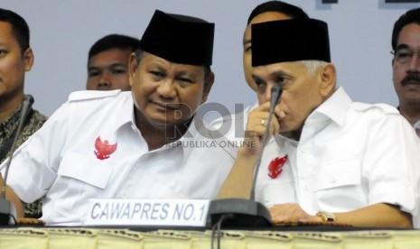 Pasangan calon presiden-wakil presiden nomor urut satu Prabowo Subianto (kiri)-Hatta Rajasa berbincang jelang penyampaian laporan harta kekayaan dari di Kantor KPU, Jakarta, Selasa (1/7).(Republika/Aditya Pradana Putra).