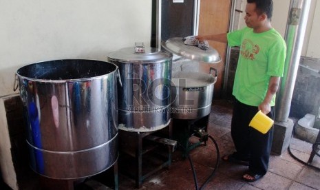 Petugas memasak makanan untuk takjil di dapur umum Masjid Istiqlal, Jakarta Pusat, Selasa (1/7).    (Republika/ Yasin Habibi)