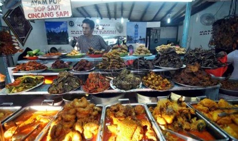  Pengunjung memilih lauk-pauk di kedai Nasi Kapau, Kramat, Jakarta Pusat, Selasa (1/7).  (Republika/ Wihdan)