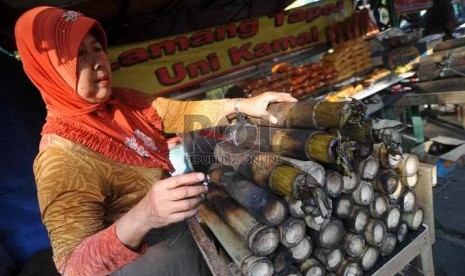  Pedagang menata lemang di kedai khas minang, Kramat, Jakarta Pusat, Selasa (1/7). (Republika/ Wihdan)