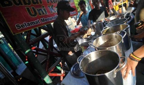 Menu Buka Puasa Khas Nusantara. Foto: Pengunjung membeli bubur kampiun di kedai Minang, Kramat, Jakarta Pusat, Selasa (1/7).  (Republika/ Wihdan)