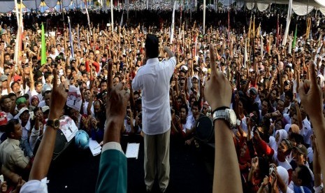   Capres nomer urut satu Prabowo Subianto menyampaikan orasi saat kampanye akbar di GOR Satria, Purwokerto, Jateng, Rabu (2/7).   (Antara/Prasetyo Utomo)