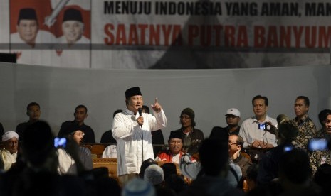  Capres nomer urut satu Prabowo Subianto menyampaikan sambutan saat sahur bersama di GOR Satria, Purwokerto, Jateng, Rabu (2/7).   (Antara/Prasetyo Utomo)