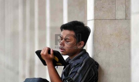  Seorang jamaah membaca Alquran usai shalat dhuhur berjamaah di Masjid Istiqlal, Jakarta, Rabu (2/7).   (Republika/ Wihdan)