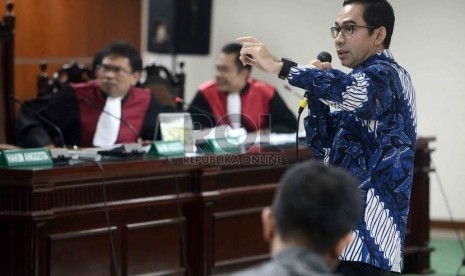  Tubagus Chaeri Wardana alias Wawan menjadi saksi dalam persidangan terdakwa dalam kasus sengketa pilkada Lebak di Mahkamah Konstitusi, Ratu Atut Chosiyah di Pengadilan Tipikor, Jakarta, kamis (3/7). (Republika/Agung Supriyanto)