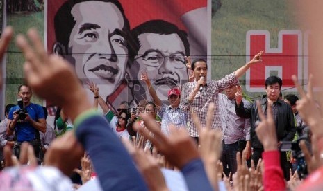 Masyarakat memadati kampanye capres nomor urut dua Jokowi, di Lapangan Monumen Bandung Lautan Api (BLA), Kota Bandung, Kamis (3/6).   (Republika/Edi Yusuf)