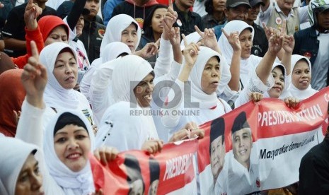  Ribuan masyarakat memadati 'Panggung Rakyat' pasangan capres nomor satu Prabowo-Hatta di Lapangan Tegallega, Kota Bandung, Jumat (4/7/2014).  (Republika/Edi Yusuf)