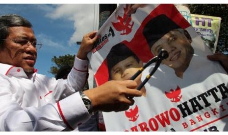 Gubernur Jawa Barat Ahmad Heryawan (Aher) menurunkan alat peraga kampanye Pemilu Presiden (pilpres) 2014 di kawasan Dago, Kota Bandung, Ahad (6/7).