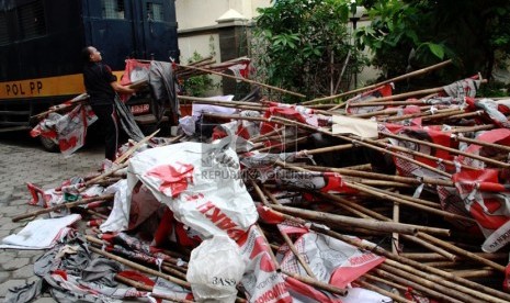   Petugas Satpol PP mengumpulkan atribut kampanye Pilpres di Kecamatan Senen, Jakarta Pusat, Ahad (6/7). (Republika/Yasin Habibi)