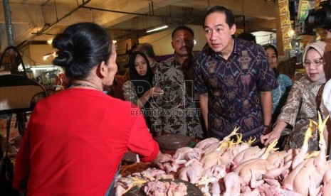 Menteri Perdagangan Muhammad Lutfi melakukan kunjungan ke Pasar Klender, Jakarta, Selasa (8/7).  (Republika/Adhi Wicaksono)