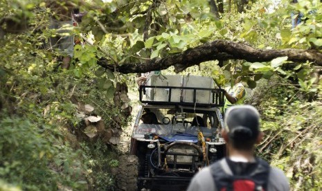 Kapolres Jombang AKBP Ahmad Yusep Gunawan (kanan)  mengendarai mobil off road mengangkut logistik pilpres ke lokasi pedalaman  menuju Desa Nampu, Klitih, Jombang, Jawa Timur, Selasa (8/7).(Antara/Syaiful Arif)