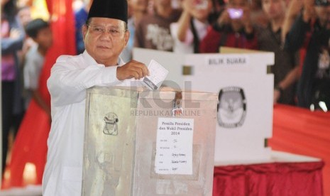   Calon presiden nomor urut satu Prabowo Subianto memasukkan surat suara yang telah dicoblos olehnya di  di TPS 02, Desa Bojong Koneng, Hambalang, Bogor, Jawa Barat, Rabu (9/7). (Republika/Aditya Pradana Putra)