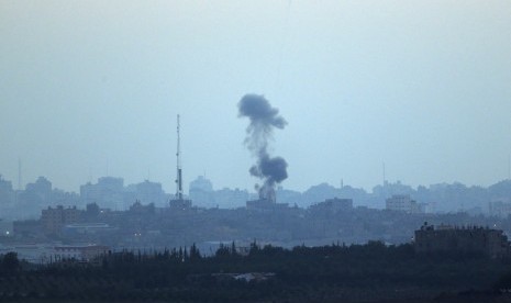 Asap mengepul usai serangan Israel di Gaza, dilihat dari perbatasan Israel-Gaza, Kamis (10/7).  (AP/Lefteris Pitarakis)