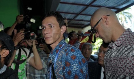  Staf konsultan pendidikan JIS Neil Bentlemen (kanan) dan asisten guru kelas satu SD Ferdinand Tjiong (kiri) saat memenuhi panggilan petugas kepolisian untuk menjalani pemeriksaan terkait kasus kekerasan seksual di Polda Metro Jaya, Jakarta, Senin (14/7). 