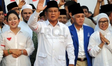  Capres nomor urut satu Prabowo Subianto (kedua kiri) didampingi mantan istrinya Titiek Soeharto (kiri) dan cawapres Hatta Rajasa (kedua kanan) menyapa pendukungnya di Pelataran Tugu Proklamasi, Jakarta, Senin (14/7). (Republika/Aditya Pradana Putra)